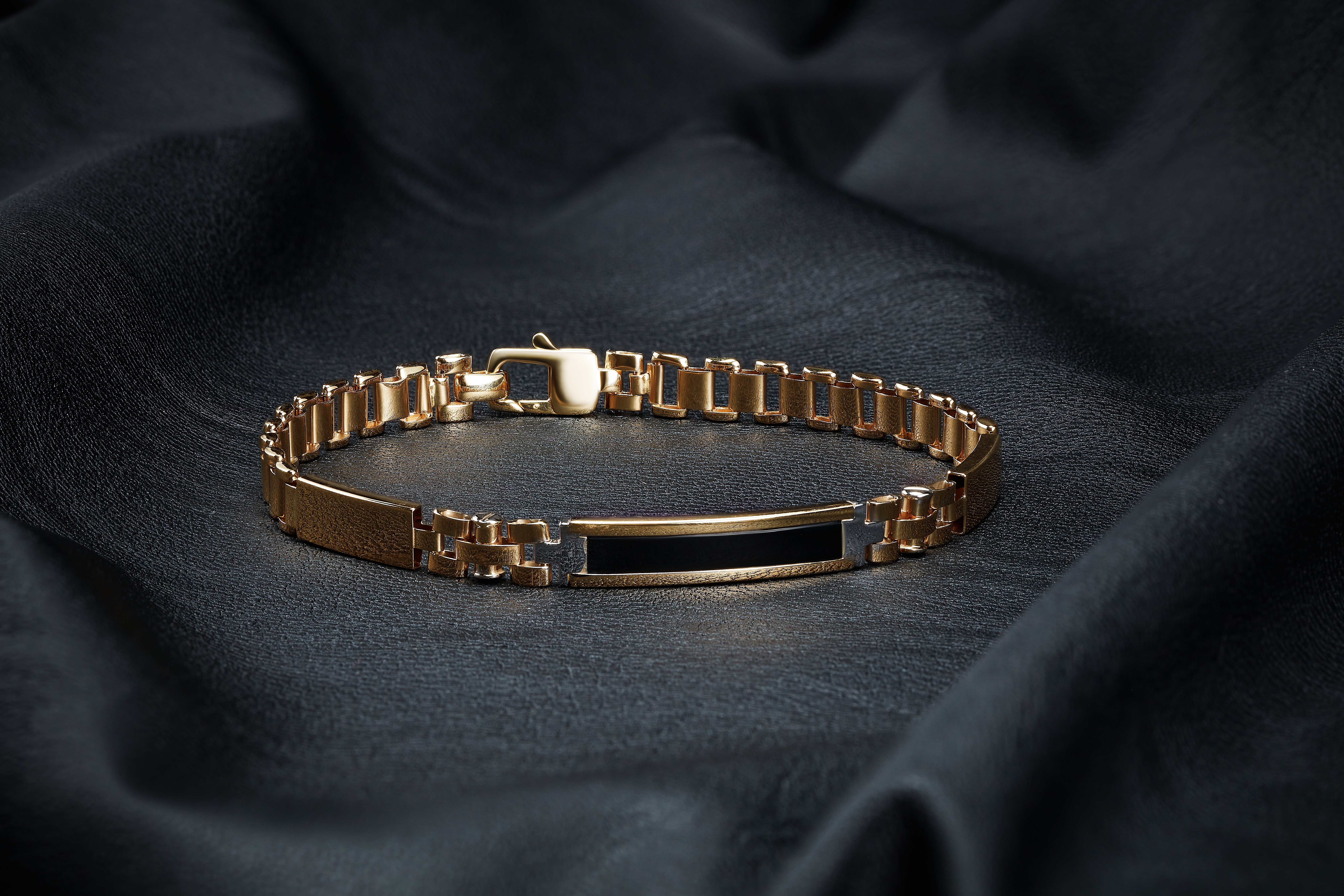 Preciosa pulsera de oro con detalle en ónix
