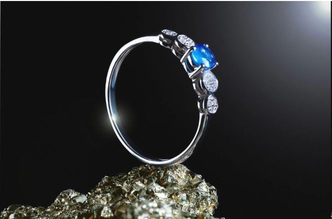 Anillo de compromiso con piedra azul