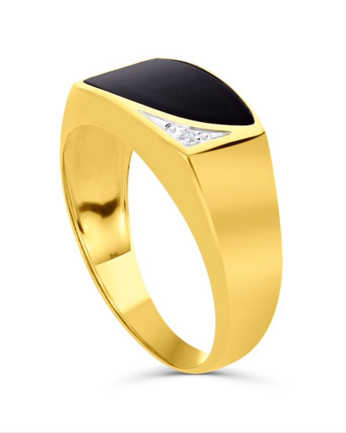 oro amarillo con onix en un anillo